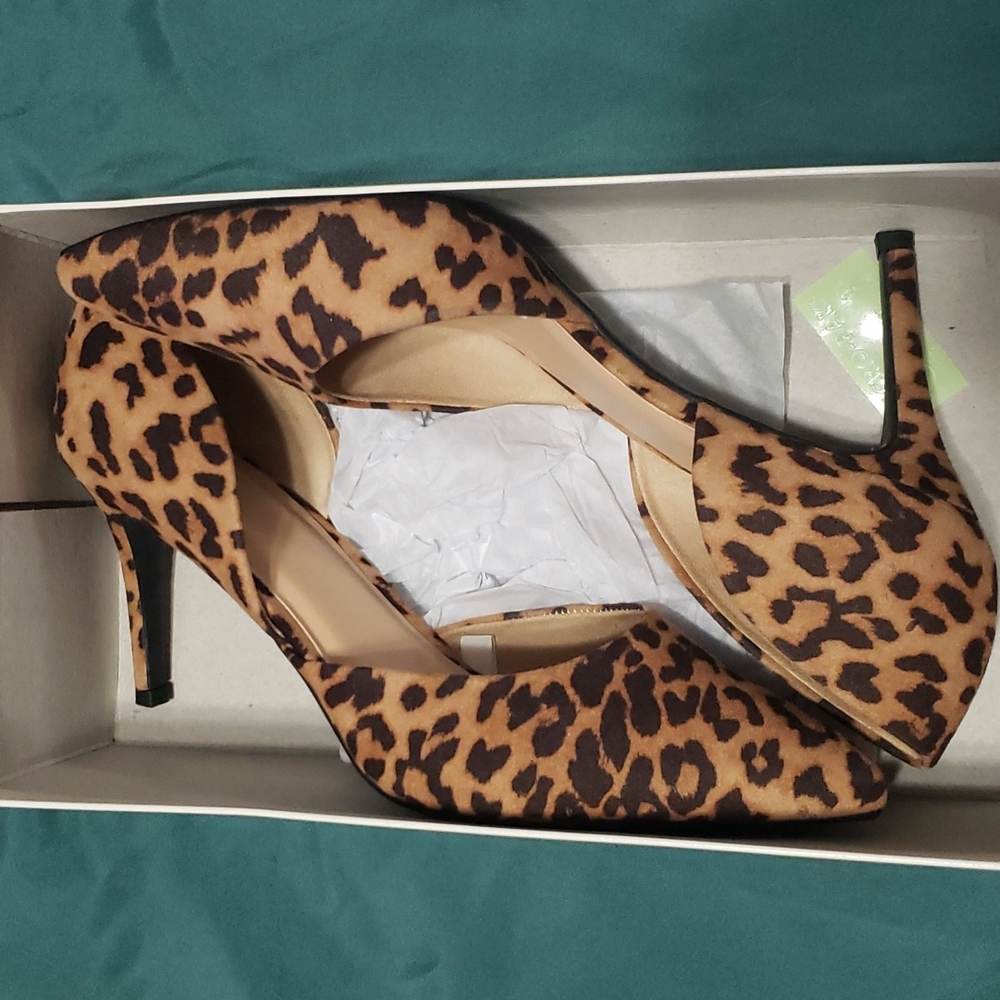 Brand NEW Leopard print heels size 9.5
